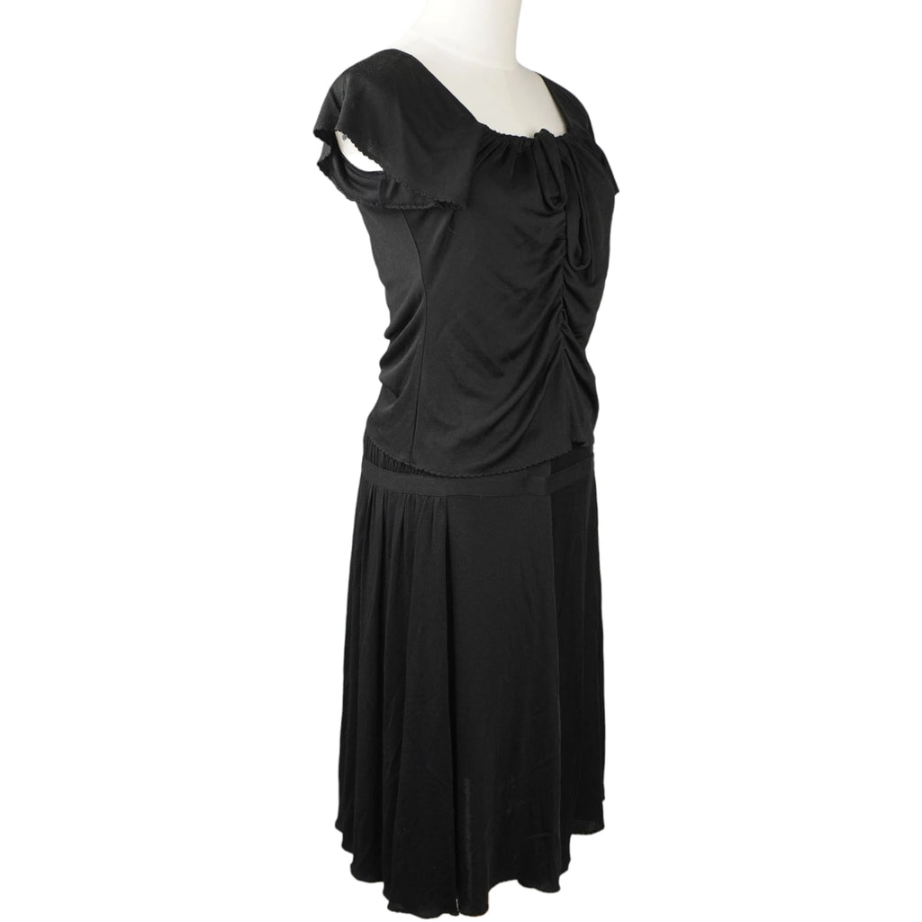 Vista laterale del completo nero Moschino Cheap and Chic in seta e rayon.