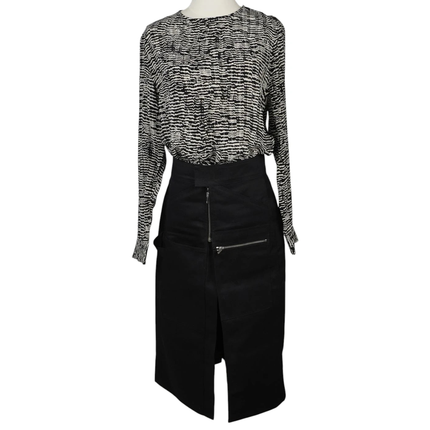 Esempio di outfit streetwear con gonna cargo midi nera Vetements abbinata a una blusa fluida con stampa grafica bianca e nera.