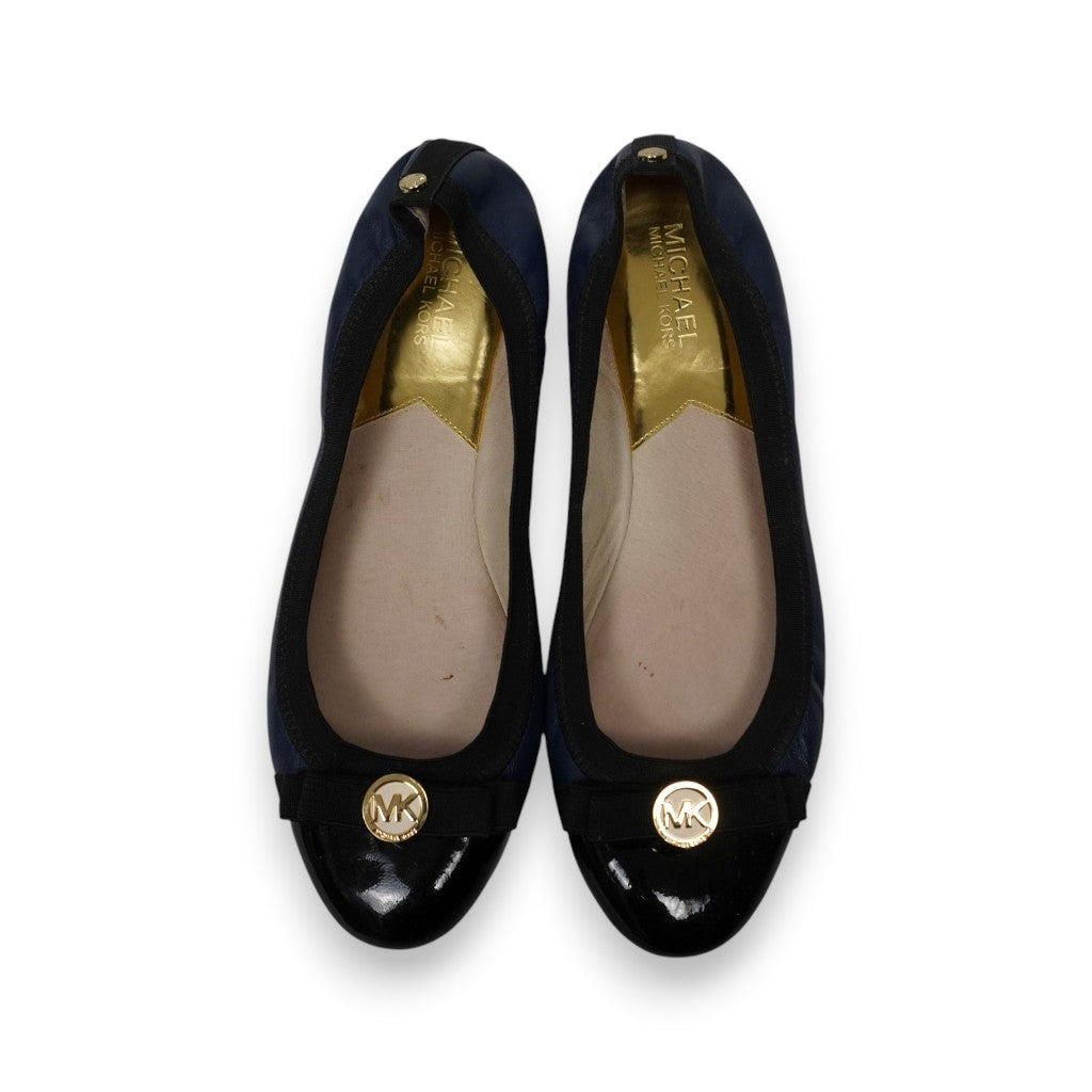 Inquadratura dall'alto delle scarpe ballerine aperte che mostra la forma della pianta e la soletta interna comfort laminata oro.