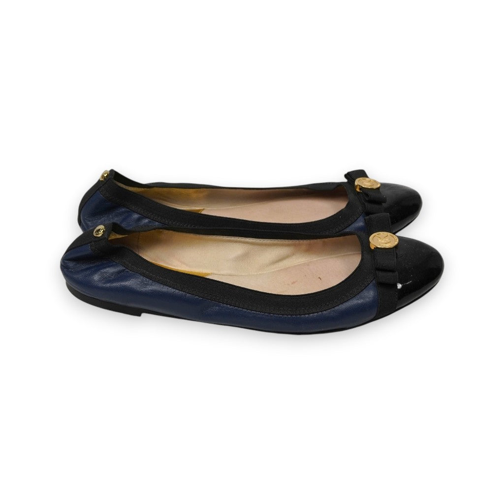 Vista del profilo laterale delle ballerine flat Michael Kors Dixie, che mostra la tomaia in pelle blu e la suola bassa in gomma.