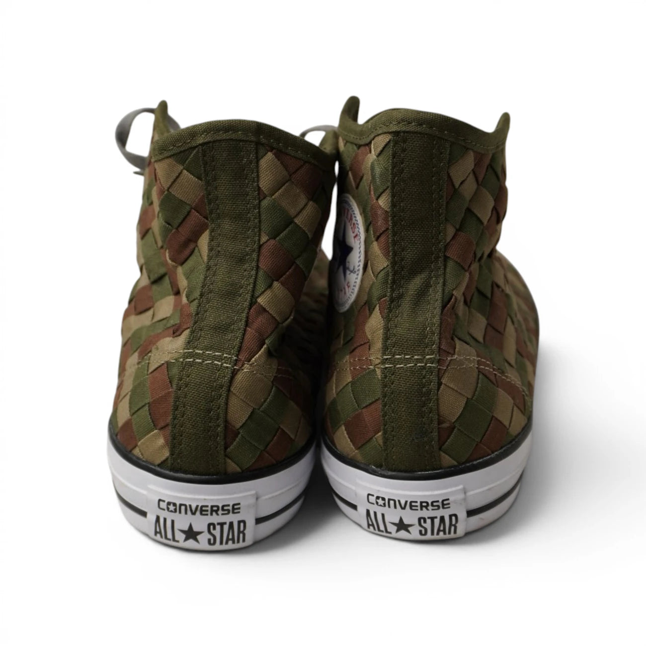 Retro delle sneakers Converse Woven Camo con focus sui loghi del tallone e sulla striscia di rinforzo posteriore verde.